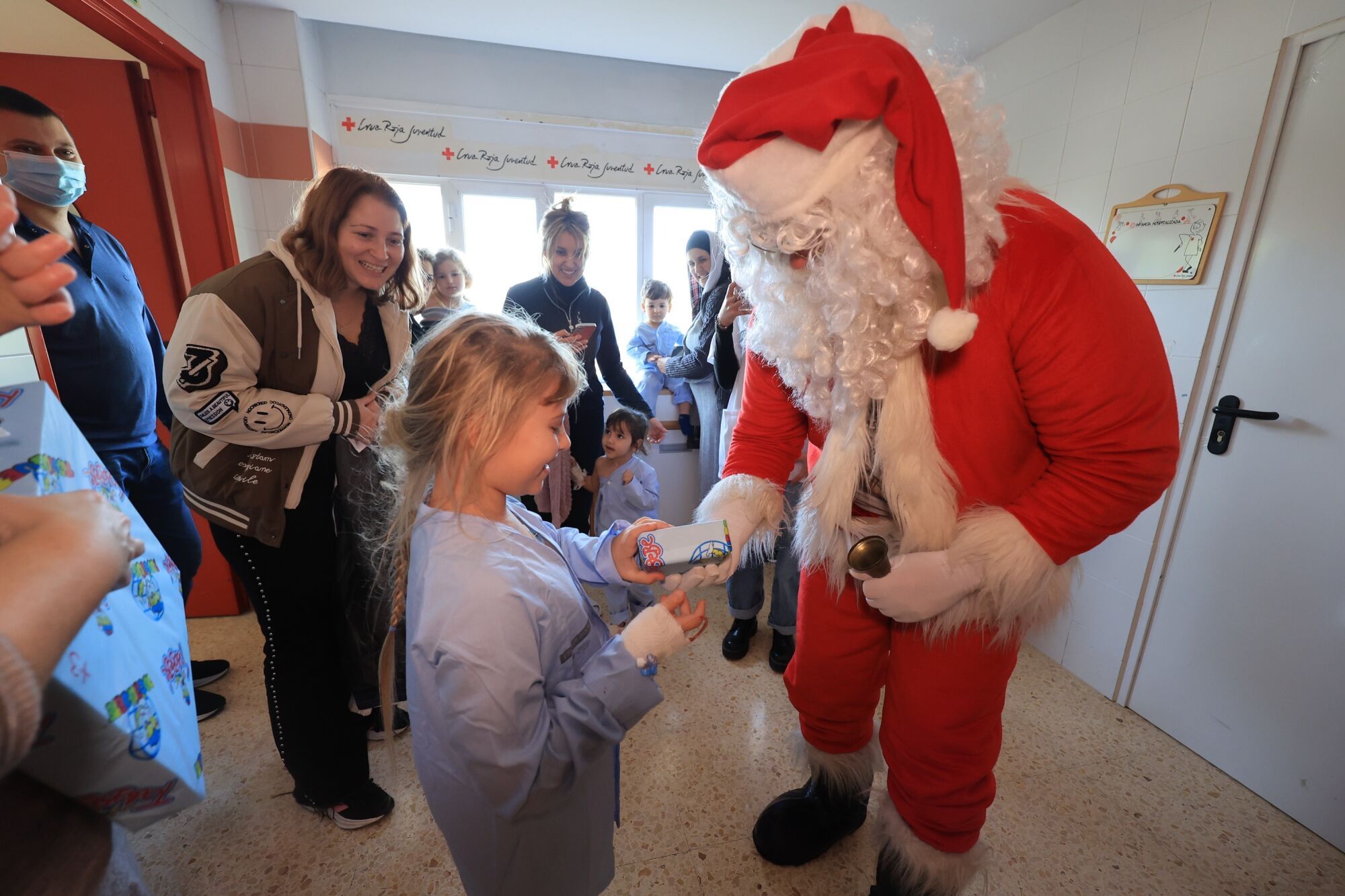 Mediterráneo y Todojuguete reparten ilusión entre los niños hospitalizados