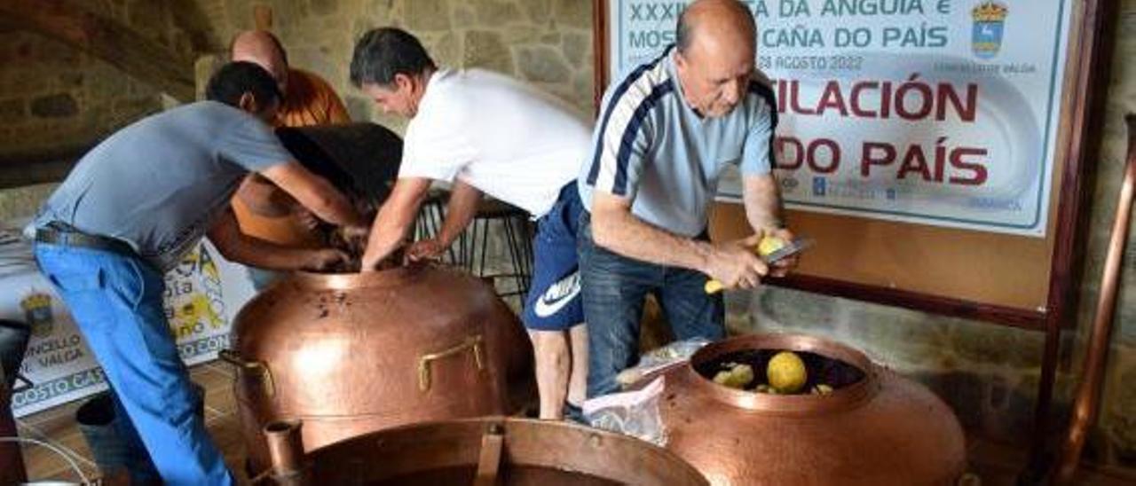 La demostración de destilado tradicional. |   // CEDIDA