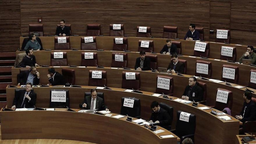 Carteles de &quot;yo paro&quot;, sin conselleras ni 26 diputadas en Les Corts