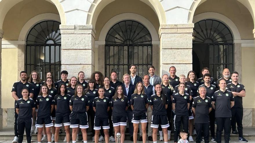 El Sport Extremadura celebra su triunfo en el Ayuntamiento de Badajoz