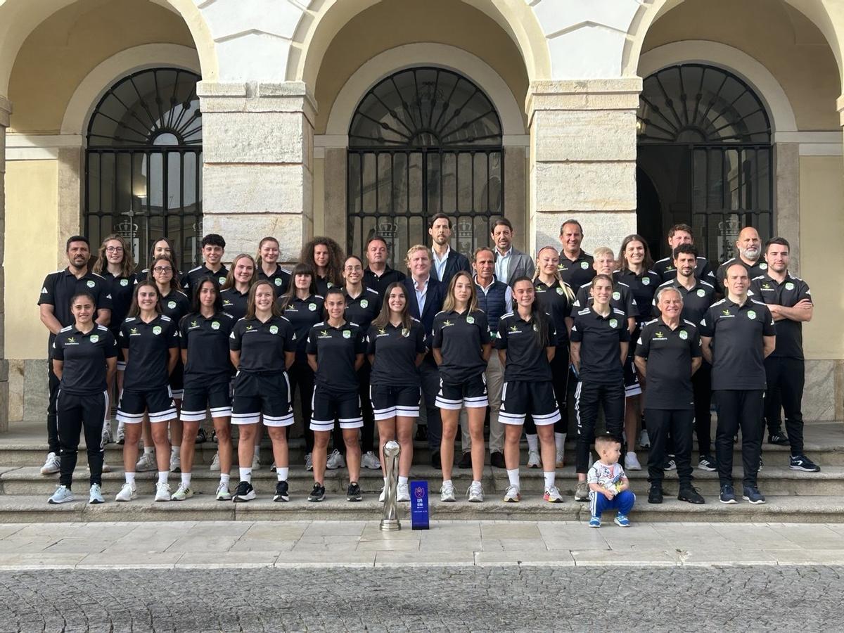 Plantilla, cuerpo técnico y directiva del Sport posan frente al Ayuntamiento junto a representantes institucionales.