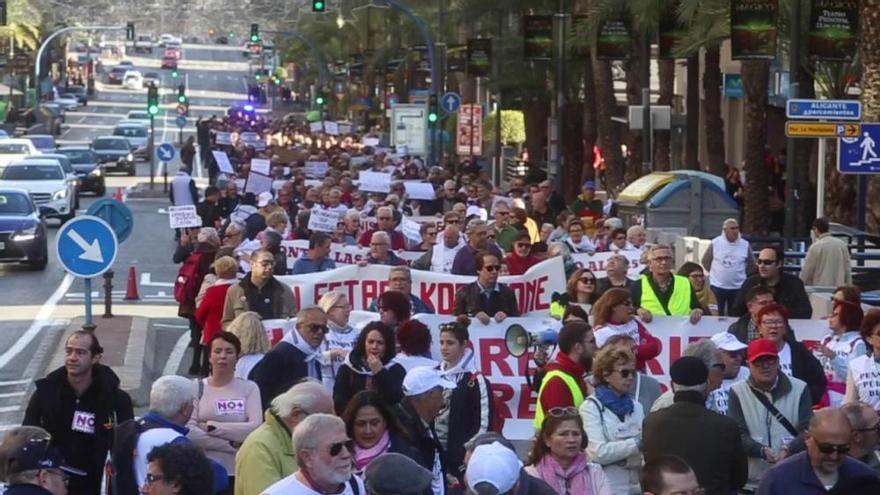 Un millar de personas sale a la calle para reclamar pensiones dignas en Alicante