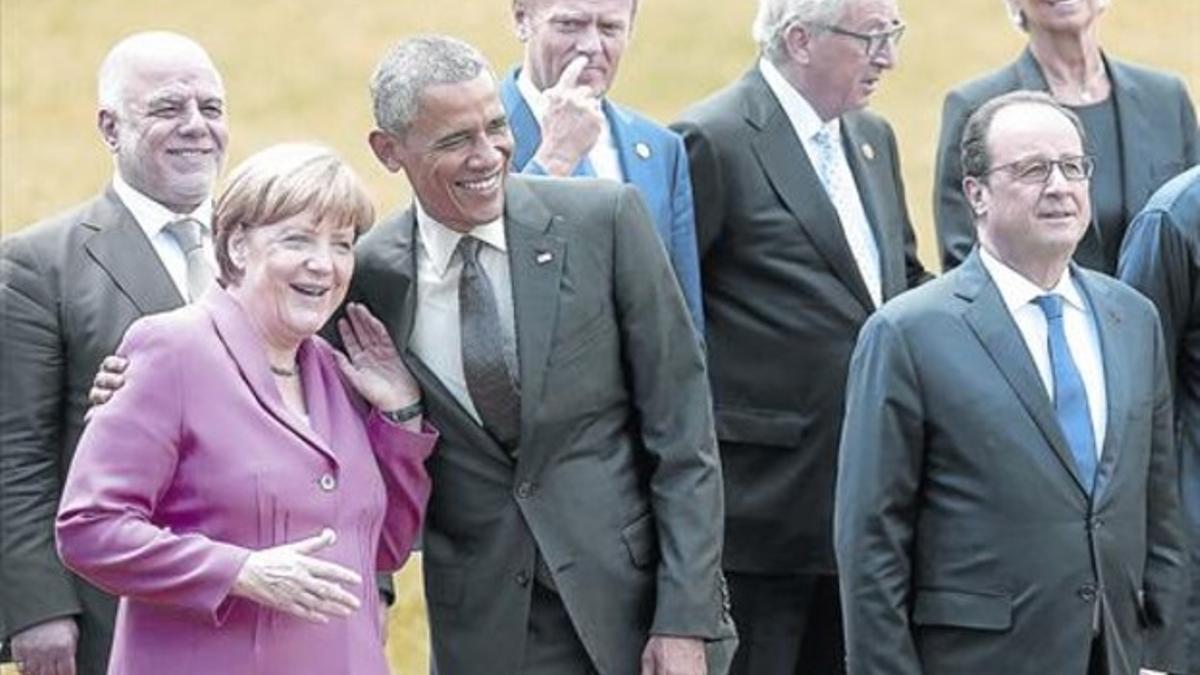 Angela Merkel y Barack Obama (en primer término), en la foto de familia tras los dos días de reunión del G-7 en Baviera.