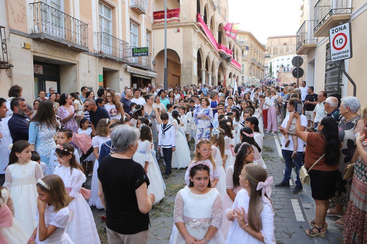 Decenas de niños y niñas de comunión desfilaban junto al Santísimo.
