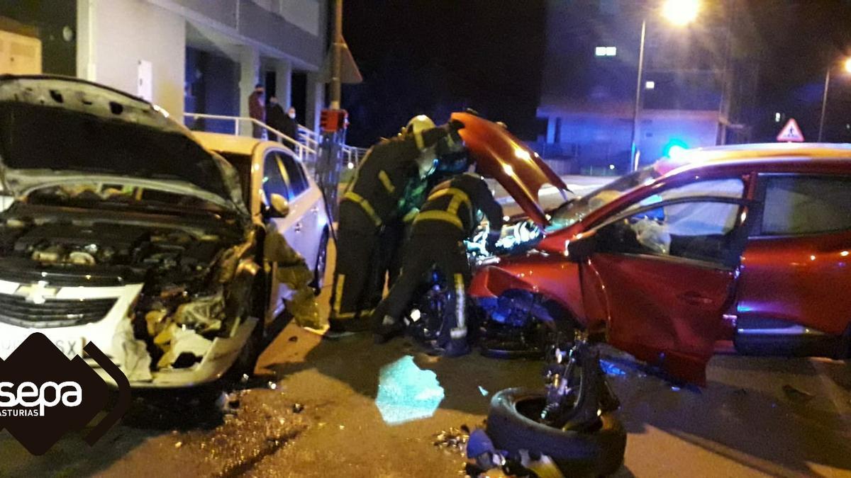 Los bomberos trabajan en el accidente.