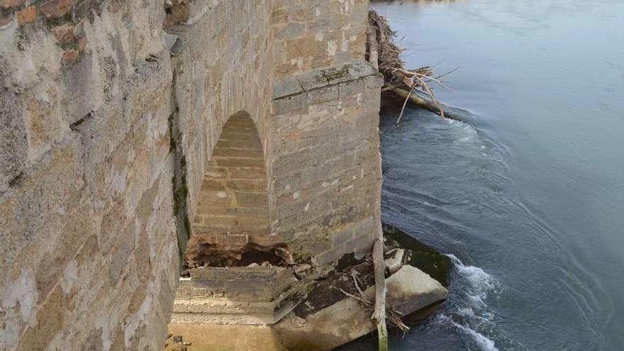 Socavones que se tienen previsto reparar, en el Puente de Castrogonzalo.