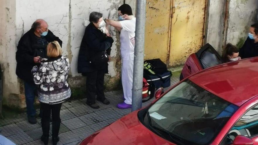 Vacunación en una calle asturiana.