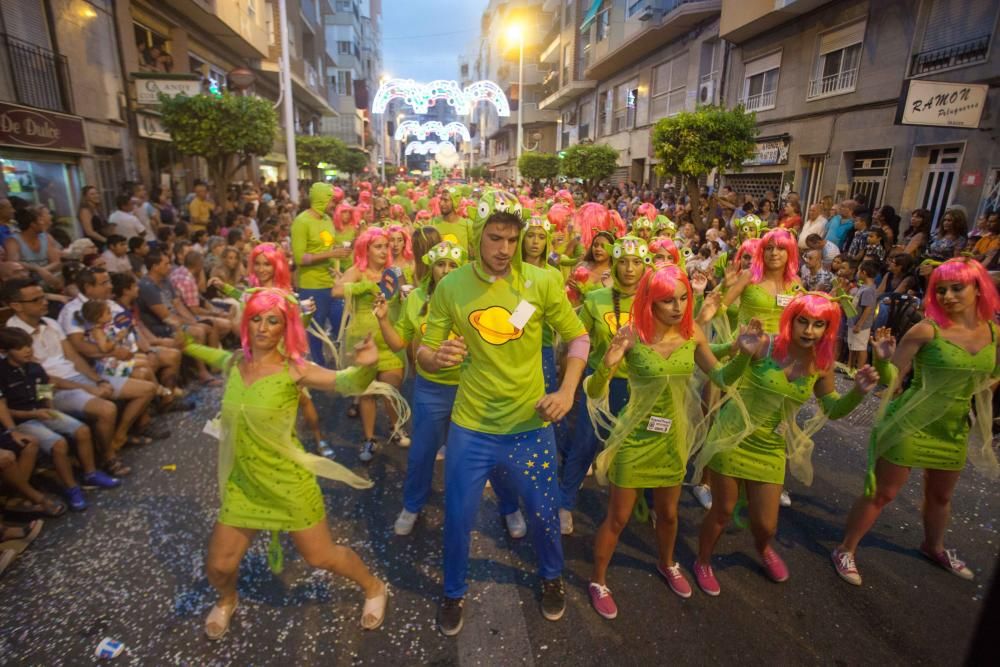 Desfile colorido de las comisiones en Elche