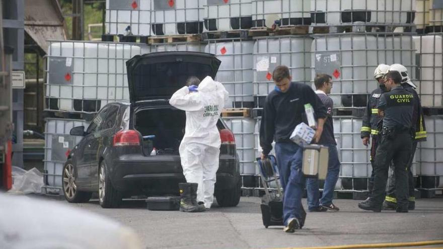 Agentes del departamento científico de la Guardia Civil y bomberos, en la planta química de Sabón.