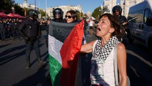 Personas manifestándose a favor de Palestina en el centro de Madrid