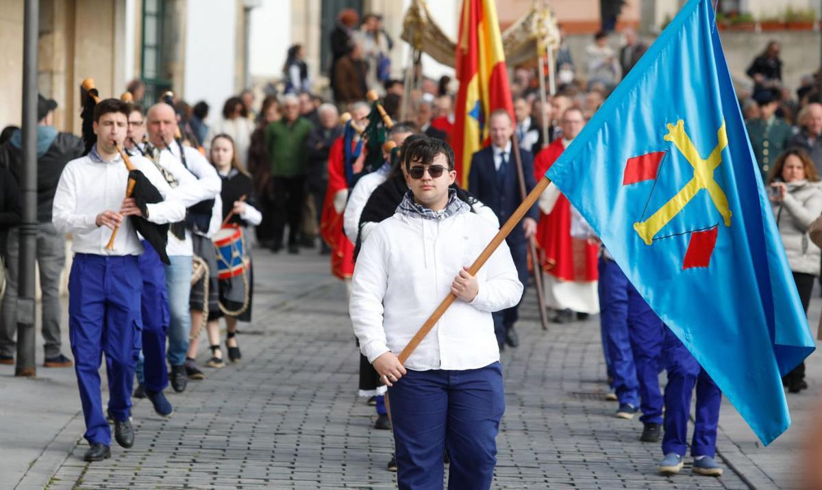 Un momento de la procesión del Cristo del Socorro por las calles de Luanco el año pasado. | LUISMA MURIAS