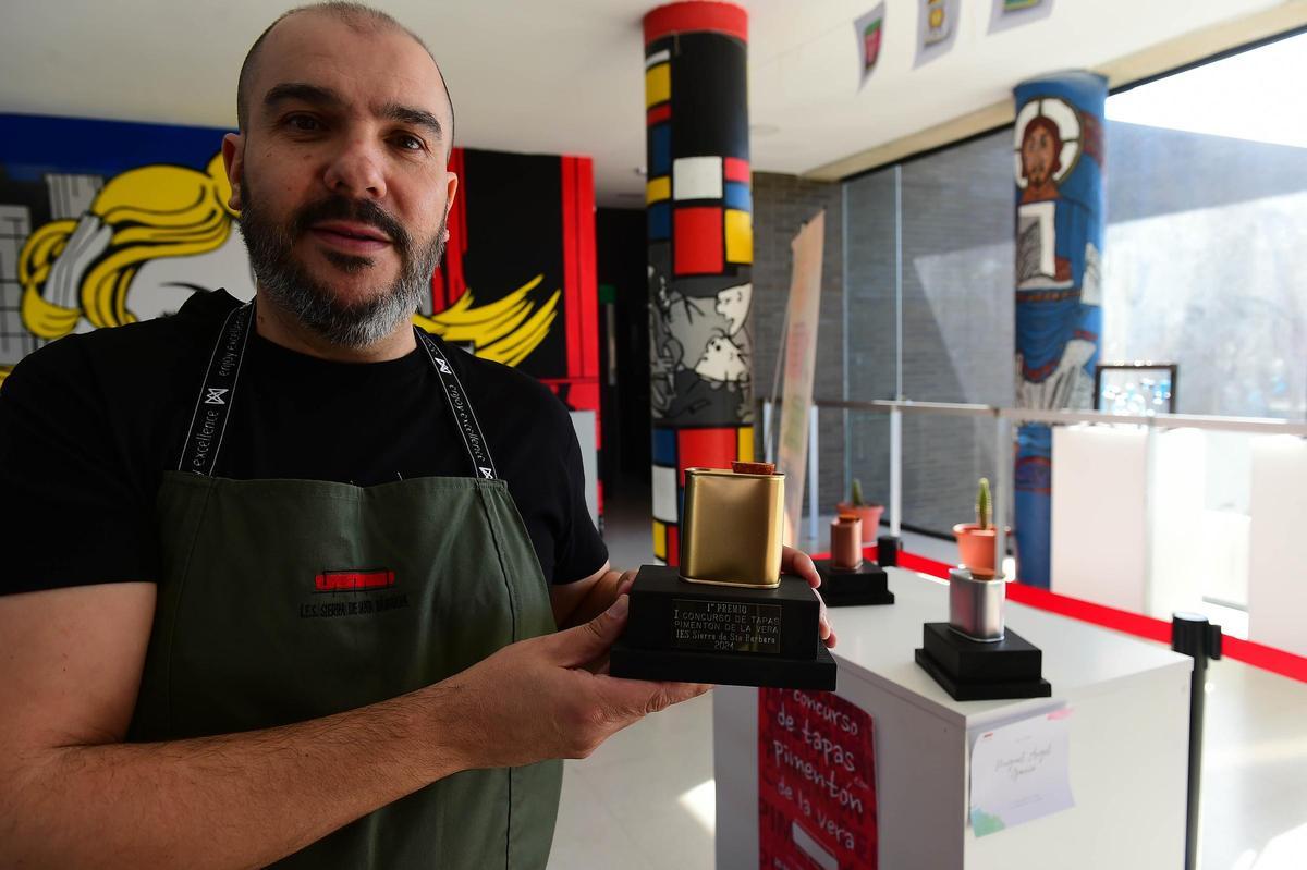 Juan José Silva, con los premios del concurso de tapas de escuelas de hostelería en Plasencia.