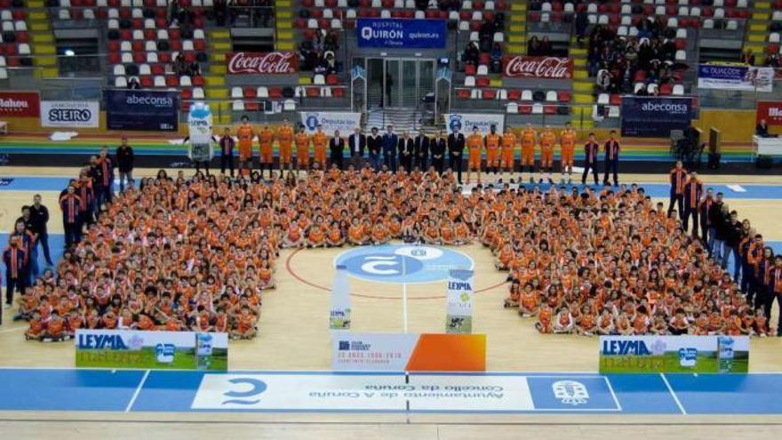 La primera plantilla del Leyma posa en el Palacio con los 36 equipos federados del equipo naranja.