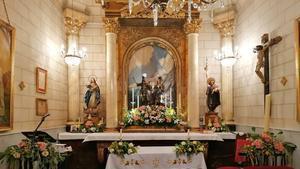 Pese a su reducido tamaño, el interior conserva una notable riqueza artística y devocional
