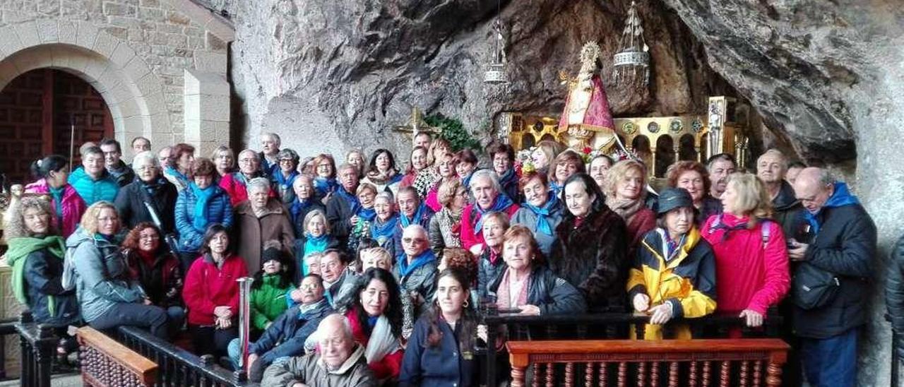 Los miembros de la Asociación de Amigos del Camino de Santiago de Siero, Noreña y Sariego, en la santa cueva de Covadonga.