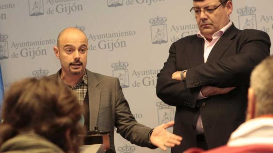 Jorge Espina y Santiago Martínez Argüelles, ayer, en la presentación de su iniciativa conjunta, que llevarán al Pleno.