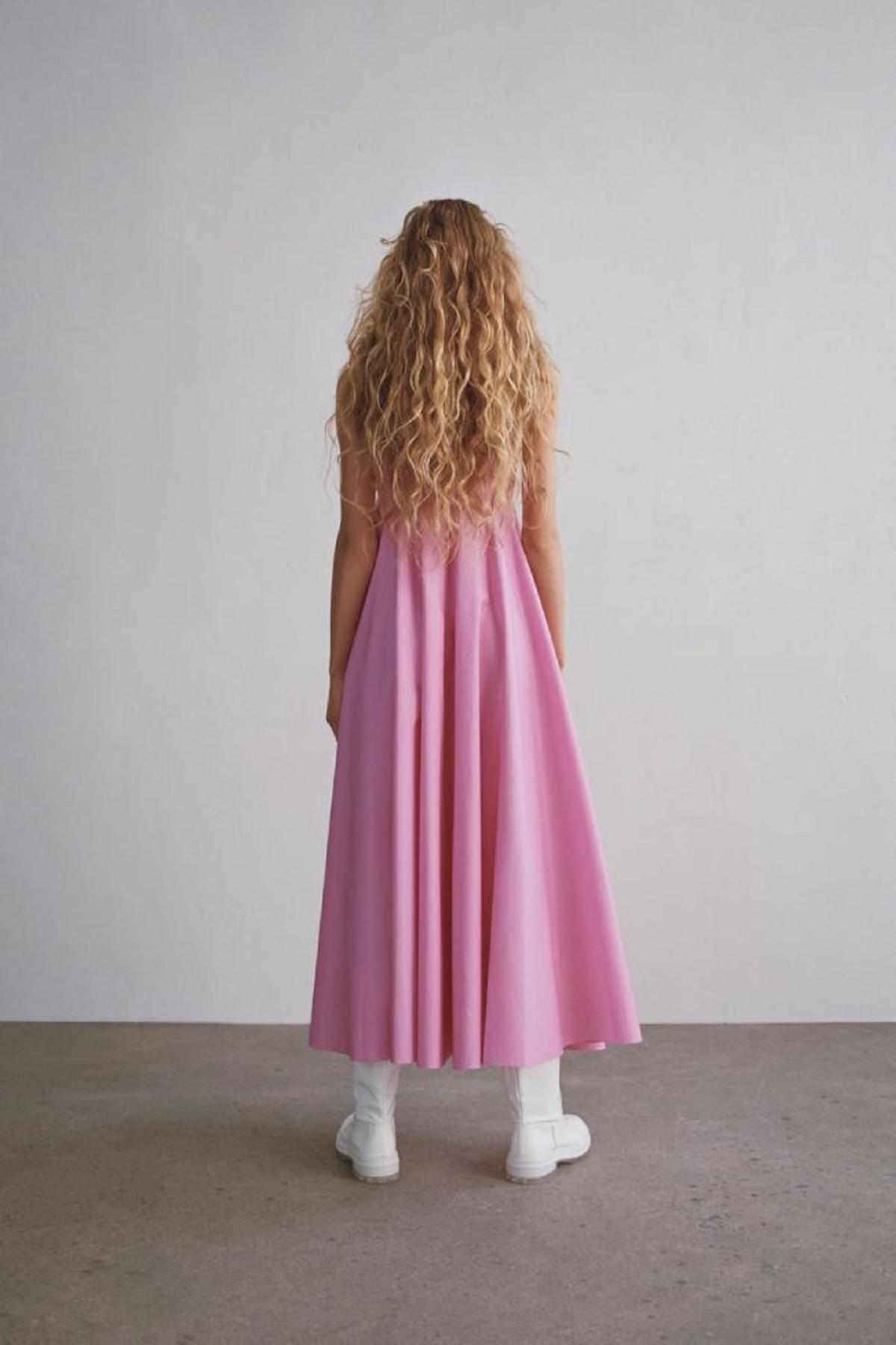 Si buscas un vestido de invitada en Zara que sea bonito, sencillo y luego puedas llevar durante todo el verano, este de popelín rosa va a ser tu mejor compra