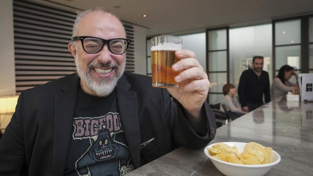 Álex de la Iglesia se toma una cerveza en el festival de Málaga tras presentar a la prensa 'El bar'.