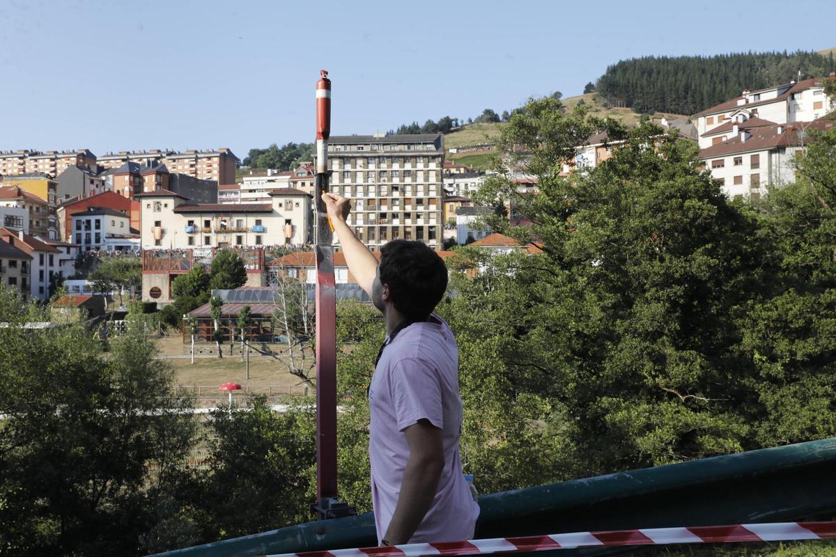 Así fue la impresionante Descarga que hizo temblar a Cangas del Narcea: 6.22 minutos de estruendo y casi 100.000 voladores en el cielo