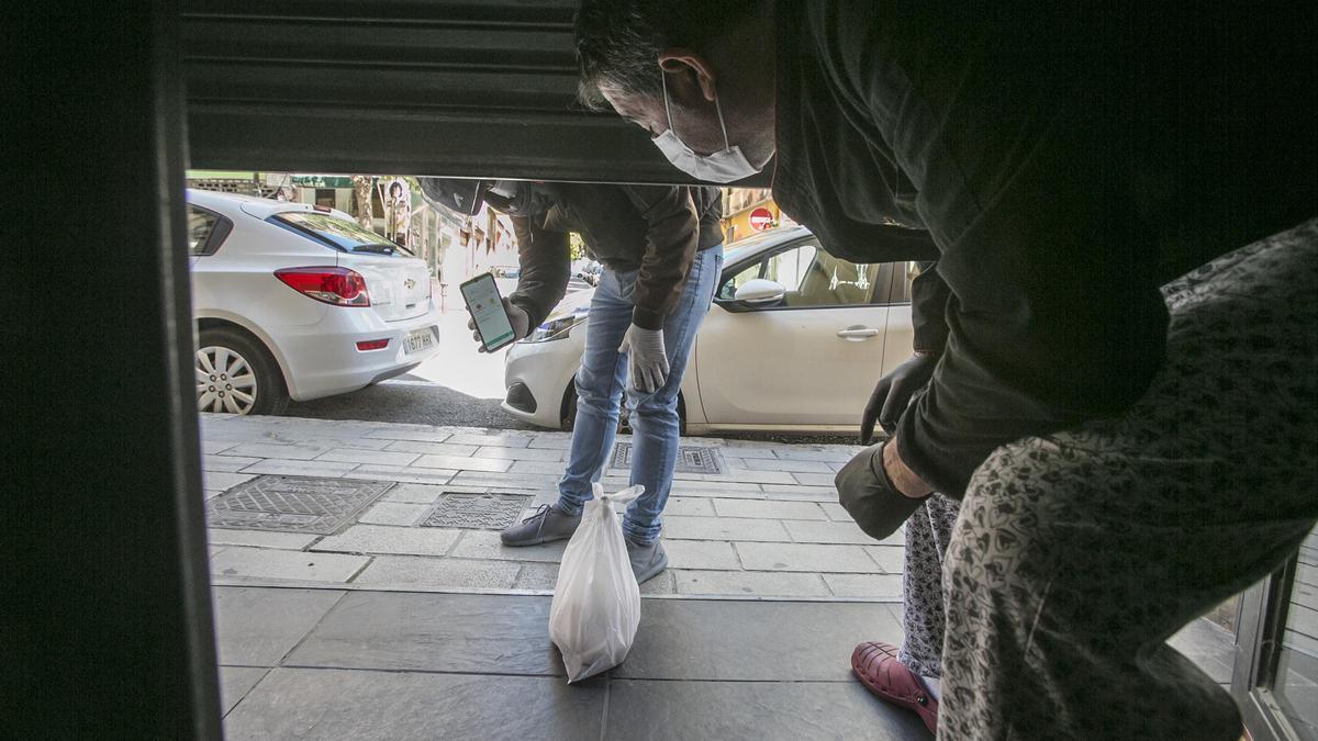 Reparto de comida a domicilio a una vivienda de la provincia de Alicante durante la pandemia