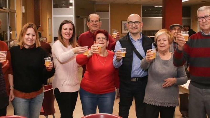 Brindis con las personas mayores del centro Camí Vell