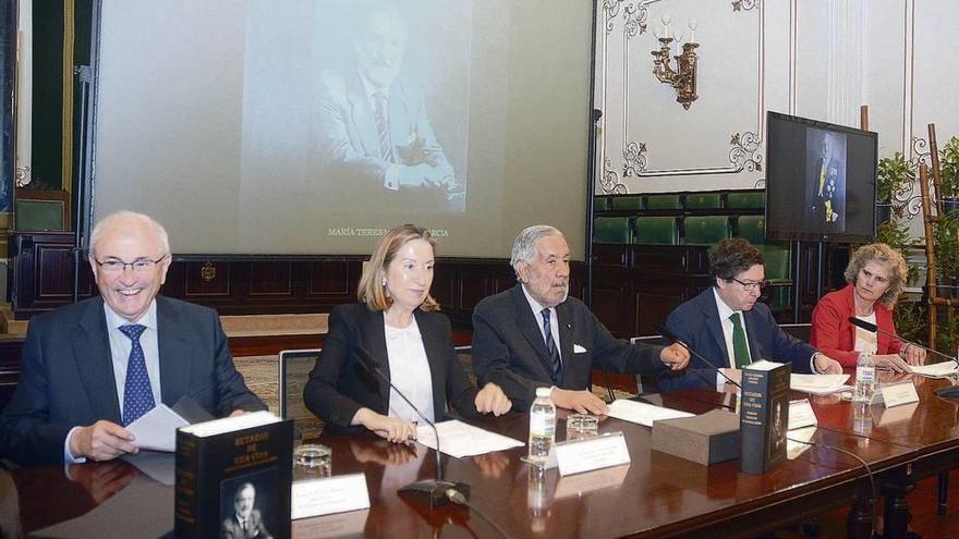 En primera fila, Elena Muñoz, Corina Porro, Nava Castro, Vázquez Almuiña, Alfonso Rueda, Correia da Silva y Vieites. Detrás, Santalices, López-Chaves, Pedro Regojo, Novoa y José Benito Suárez (tapado). // R. Vázquez