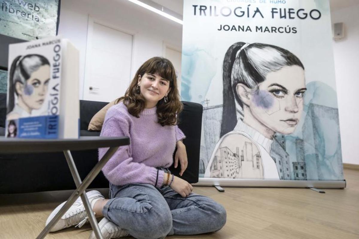 La escritora mallorquina, ayer en la librería Agapea con su nuevo libro. | B. RAMON