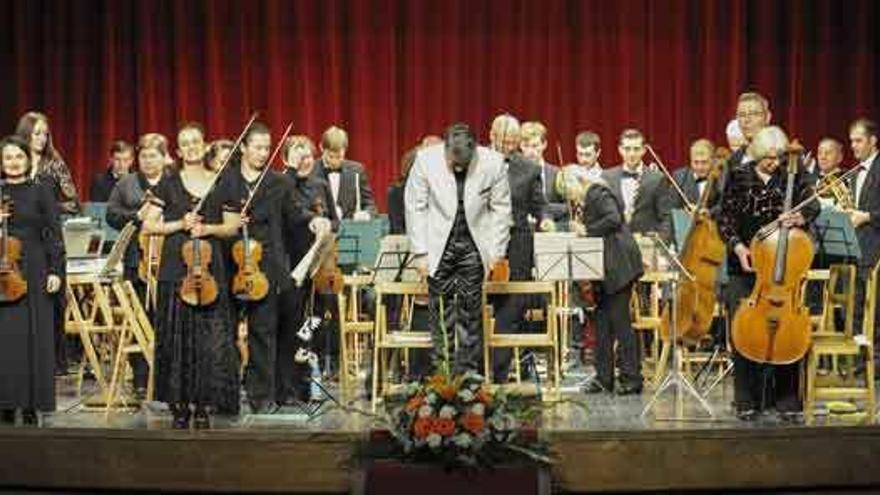 La Orquesta de Moldavia dirigida por Mihail Agafita recogiendo los aplausos del público tras interpretar a Glinka.