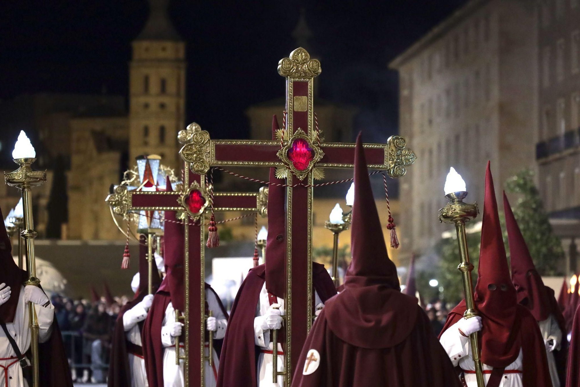 En imágenes | Zaragoza se conmueve con el 'Encuentro' de Jesús del Calvario y la Virgen de los Dolores