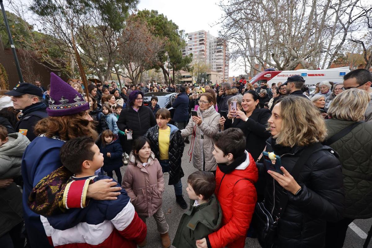 En imágenes | Los Reyes Magos ya están en Zaragoza: miles de familias los reciben en el Parque Grande