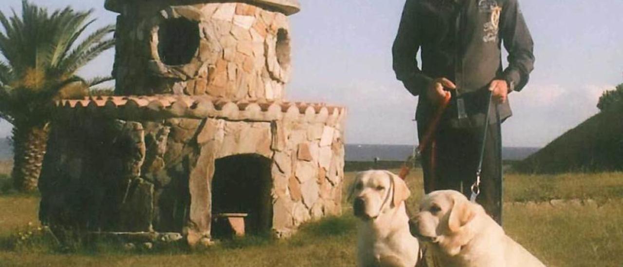 Junto a estas líneas, José Emilio Trashorras, en la cárcel del Dueso, con dos perros de terapia. Debajo, su aspecto actual.