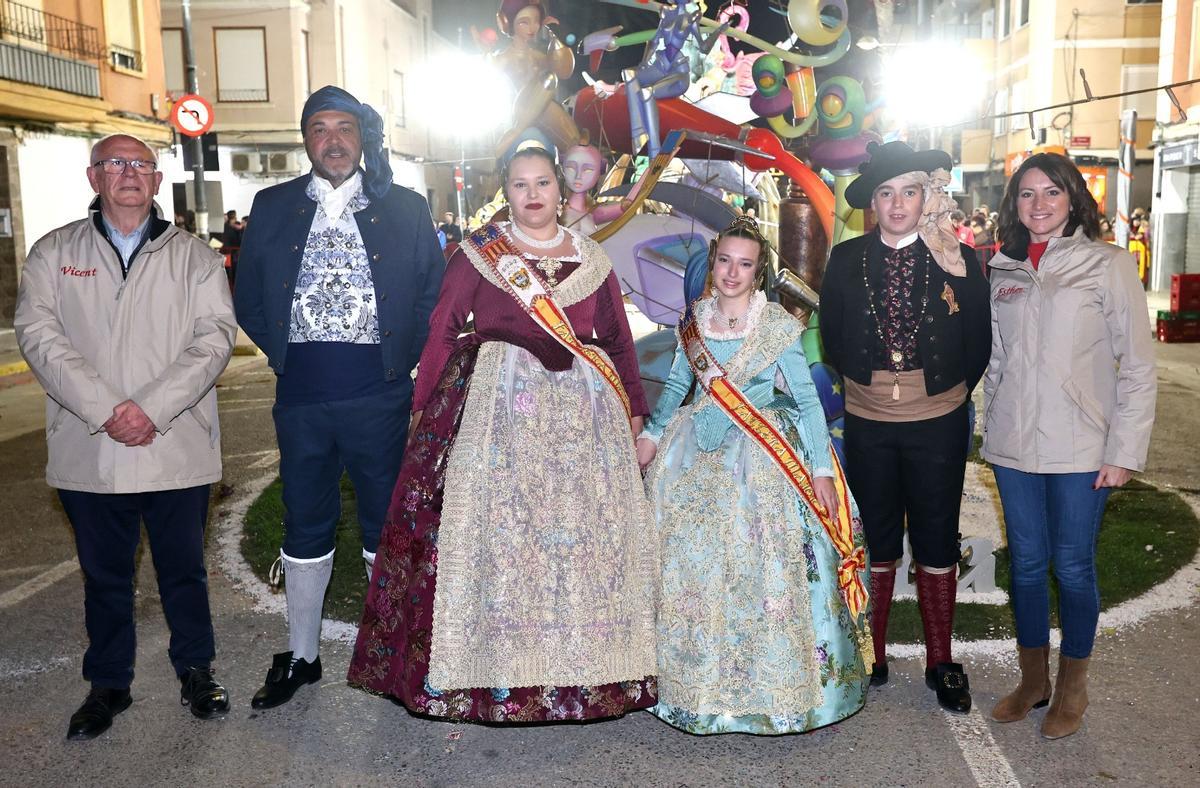 El alcalde, Vicent Císcar, y la concejala, Esther Torrijos, con los representantes de Mestre Serrano.
