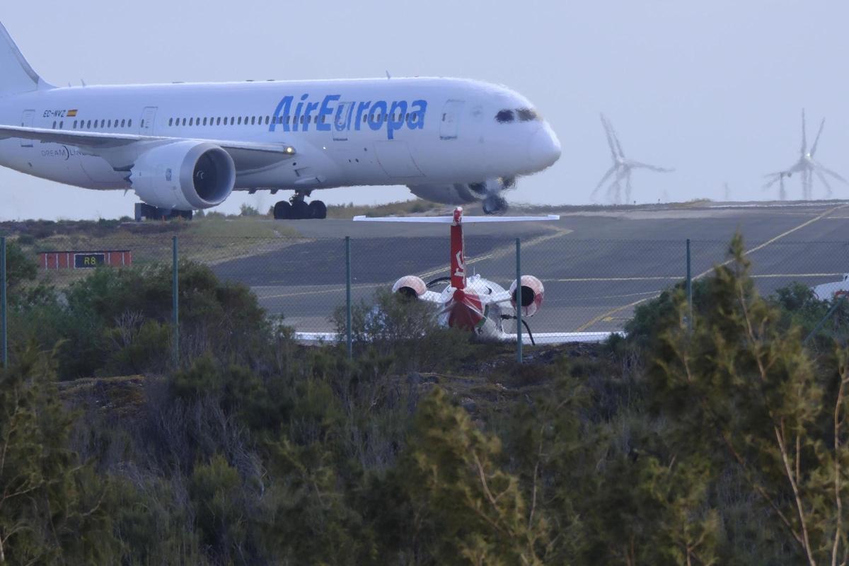 Las imágenes del avión medicalizado con dos infectados por hantavirus en la base aérea de Gando, en Gran Canaria