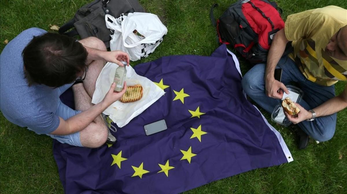 fcasals34638714 people use a european union flag as a blanket while taking p160714130308