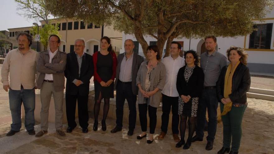 Foto de familia de las autoridades autonómicas y locales.