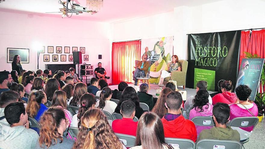 Los escolares participan de forma activa en estos encuentros con escritores a los que han leído previamente en clase para dialogar con ellos sobre sus obras.