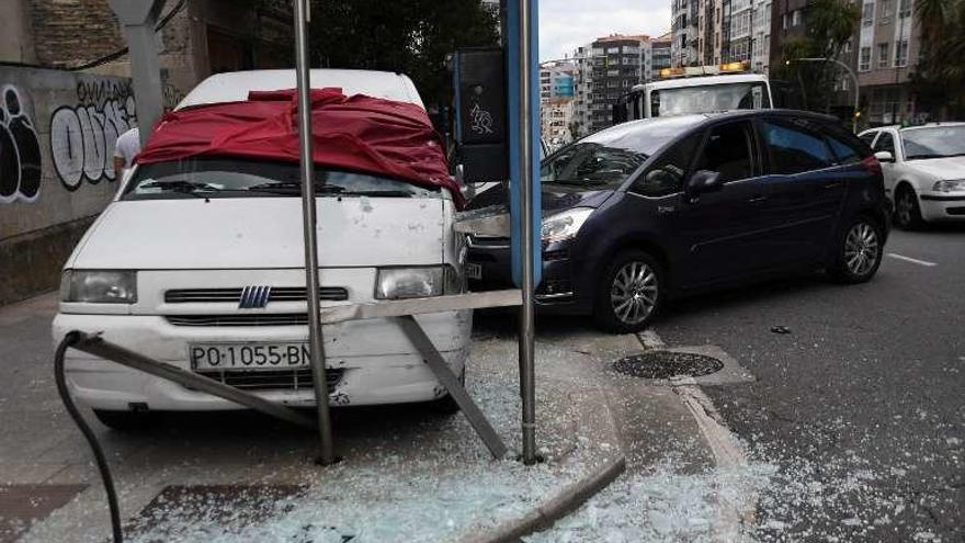 Un varón se duerme al volante e impacta contra dos vehículos estacionados en Vigo