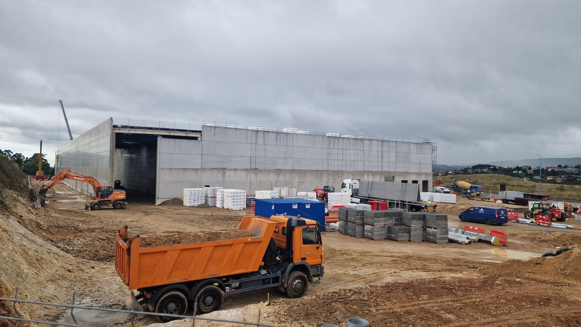 Obras de construcción de la megaplanta de Conservas Cerqueira, en el polígono industrial de Té (Rianxo).