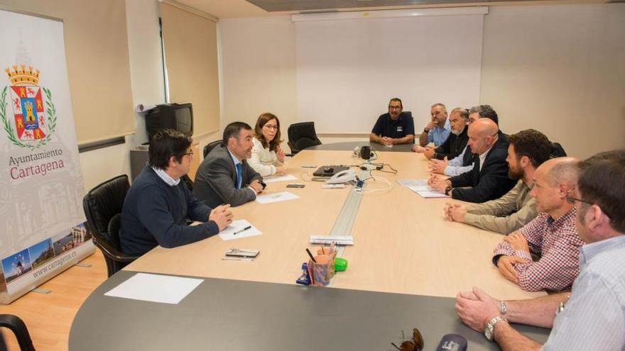 El alcalde, José López, y la vicealcaldesa, Ana Belén Castejón, se reunieron con el comité de empresa de Hidrogea en febrero.