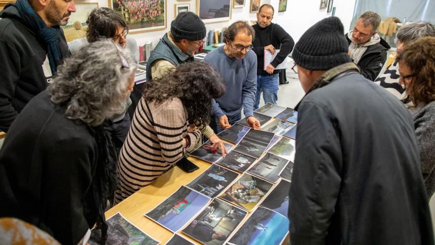 Asistentes al taller de Juan Valbuena este sábado en la Galería Dispara. |   // TONO ARIAS