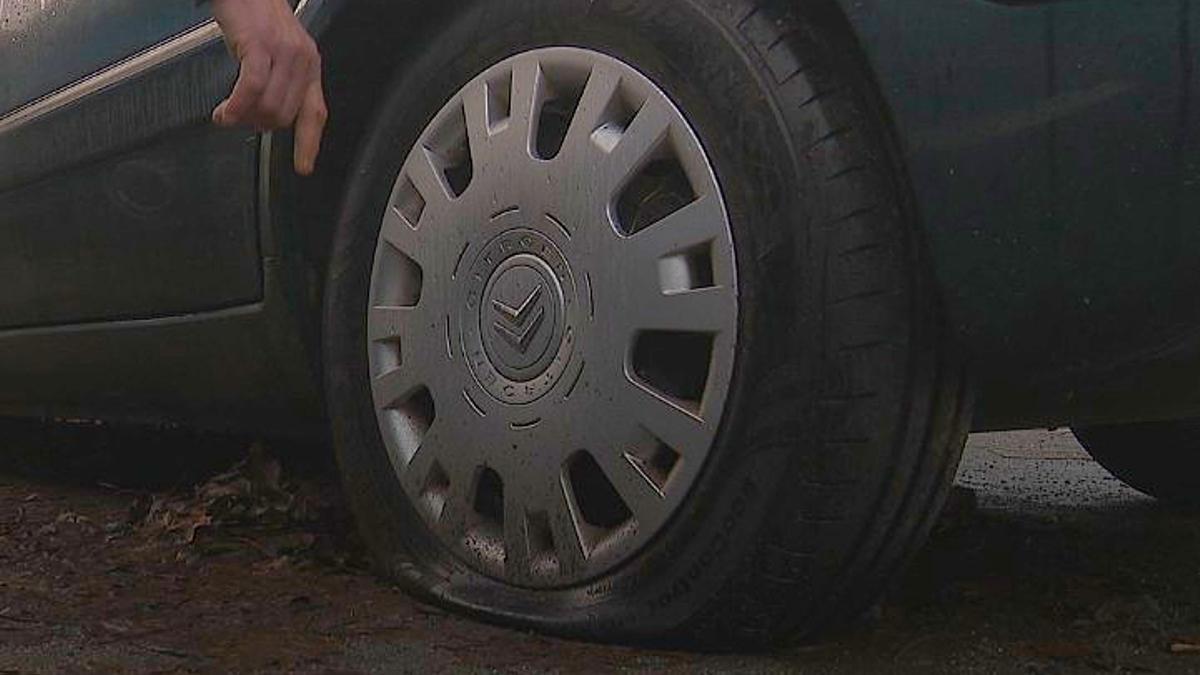 Uno de los neumáticos que aparecieron pinchados en el entorno de Padrón