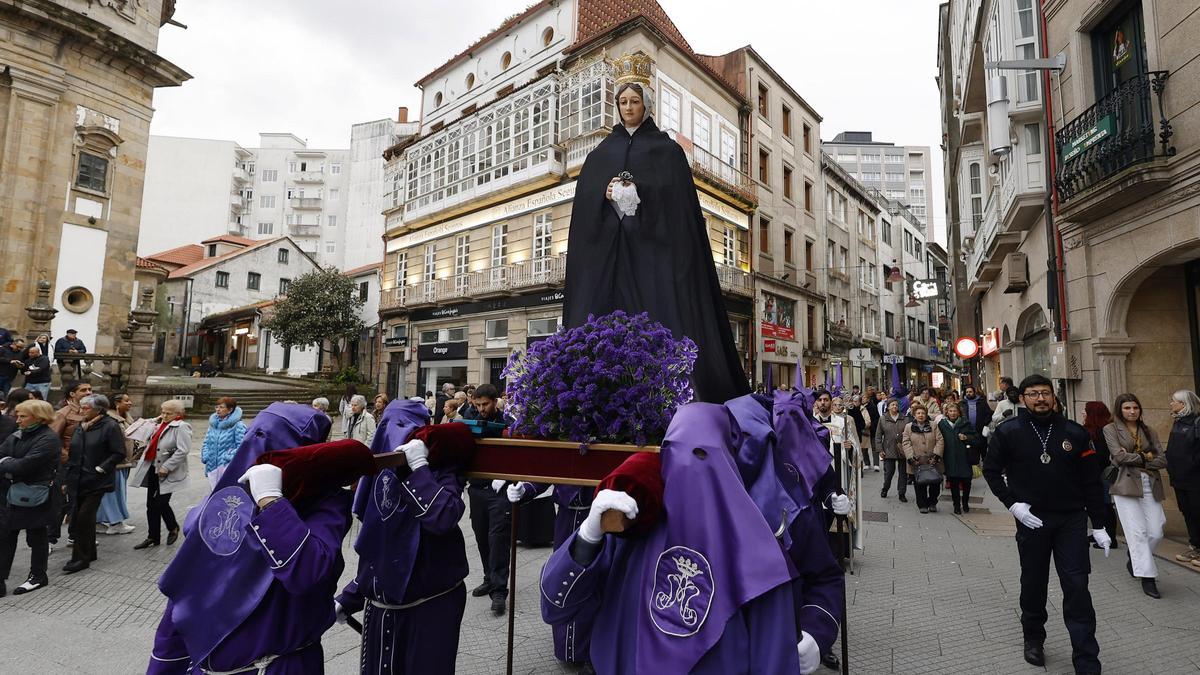Los costaleros del Amor Hermoso trasladan la imagen de la Virgen.