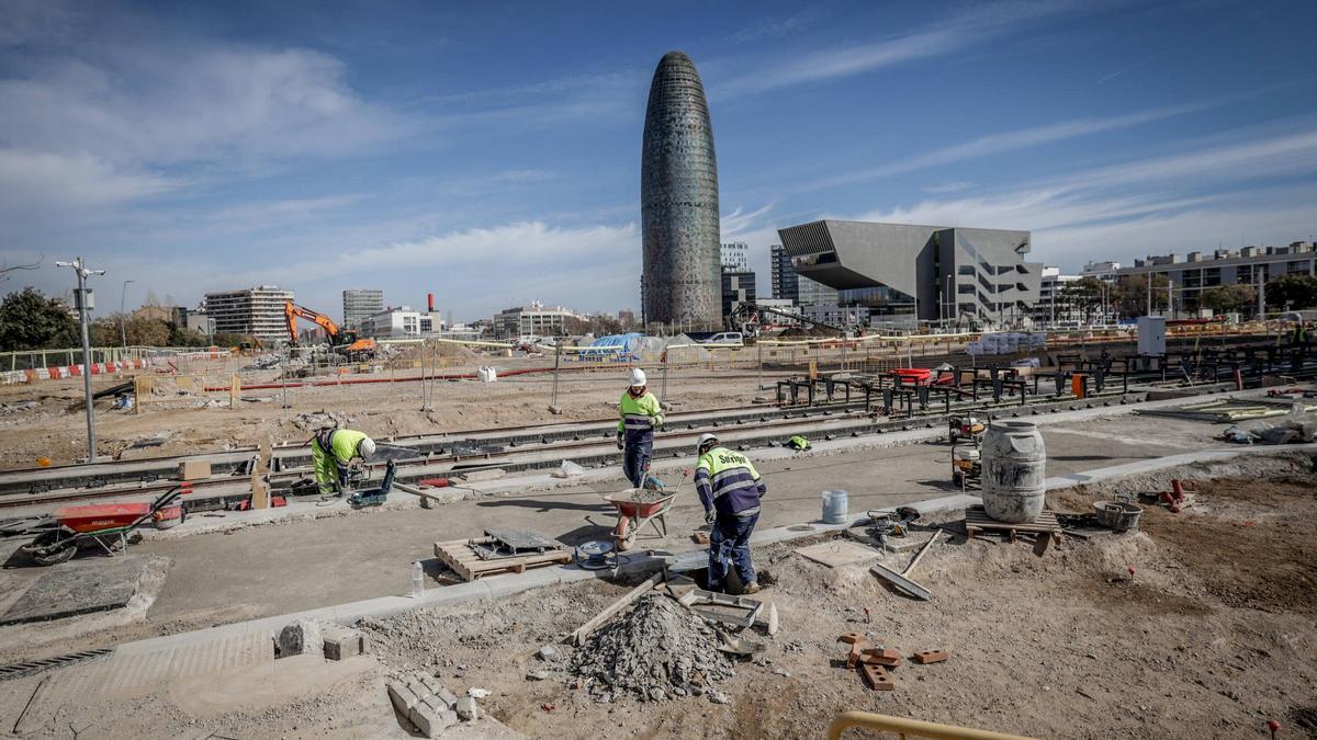 Obreros trabajando en las obras del tranvía en la plaza de les Glòries.