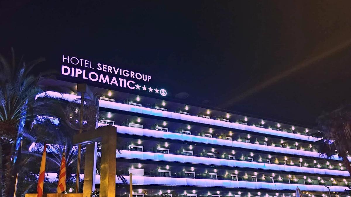 Fachada principal del Diplomatic, iluminado con los colores icono del Día Internacional de la Mujer