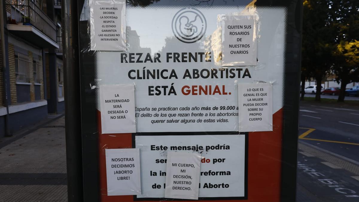 El cartel antiabortista ha aparecido cubierto de mensajes en defensa de los derechos de las mujers.