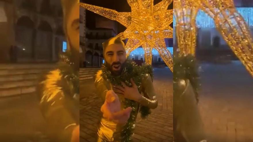 Franco Deluxe se convierte en Burbuja Freixenet y felicita la Navidad desde la Estrella de la plaza Mayor de Cáceres