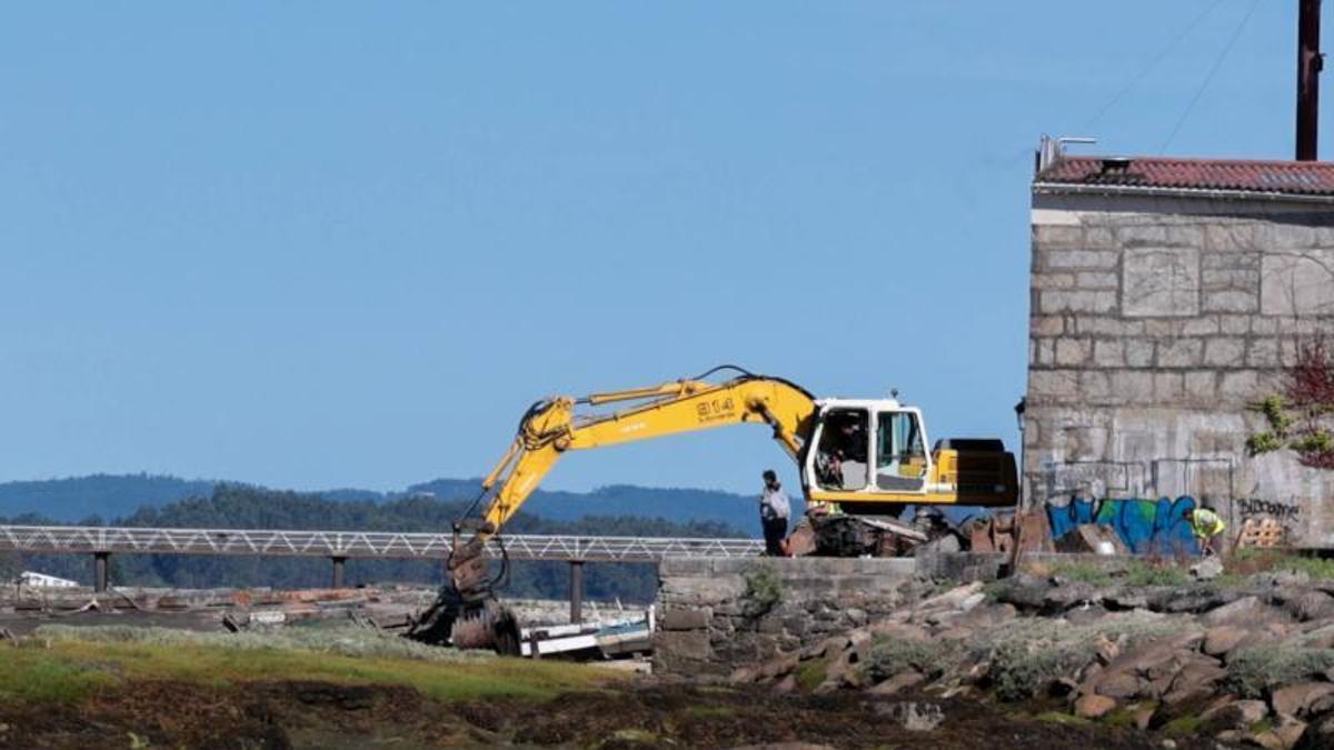 Costas retira los barcos abandonados en la zona de O Ariño