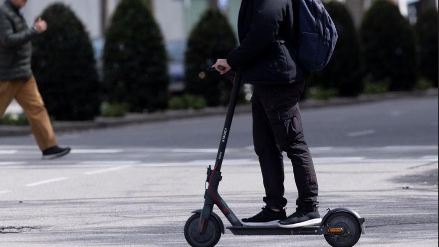 Un joven en un patinete