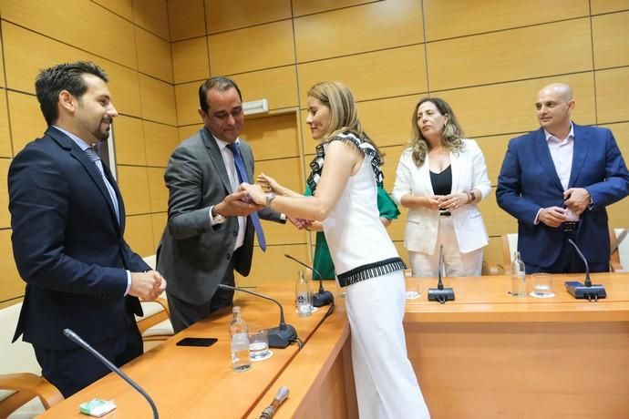 La candidata de Coalición Canaria, Lola García, jura su cargo tras convertirse en la primera mujer que preside el Cabildo de Fuerteventura en 106 años de historia.