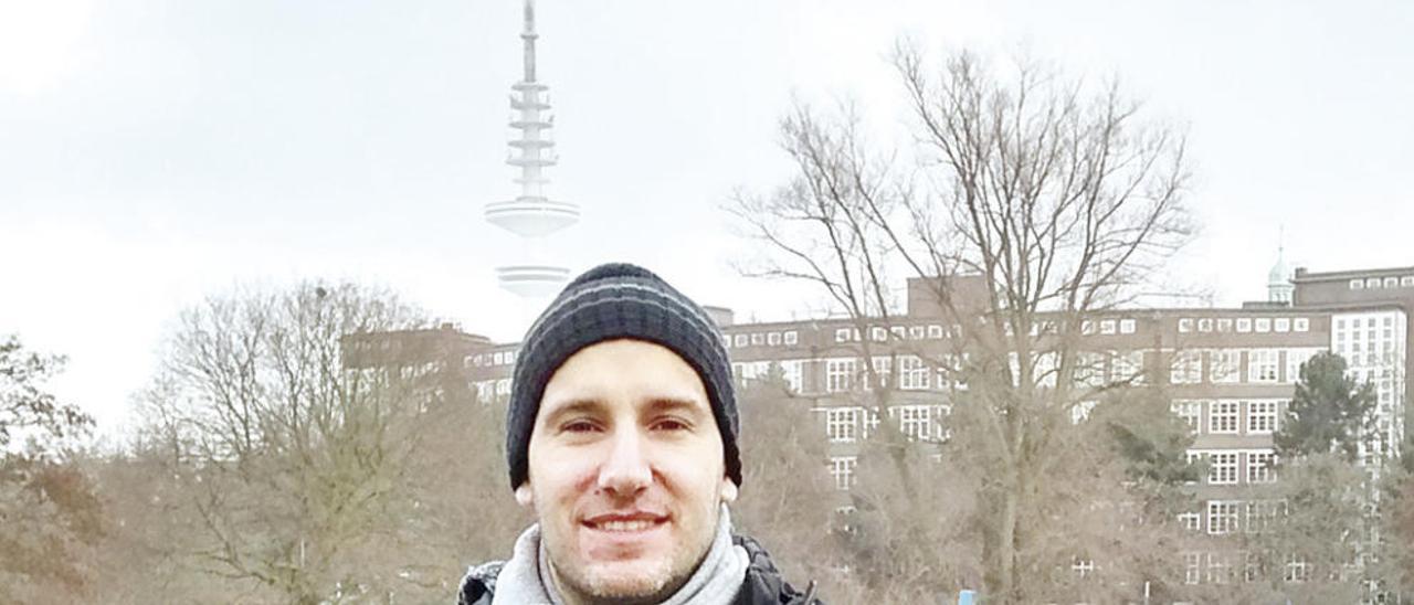 Alberto Pérez, en Hamburgo, junto a la pista sobre hielo del parque botánico y la torre de televisión al fondo.